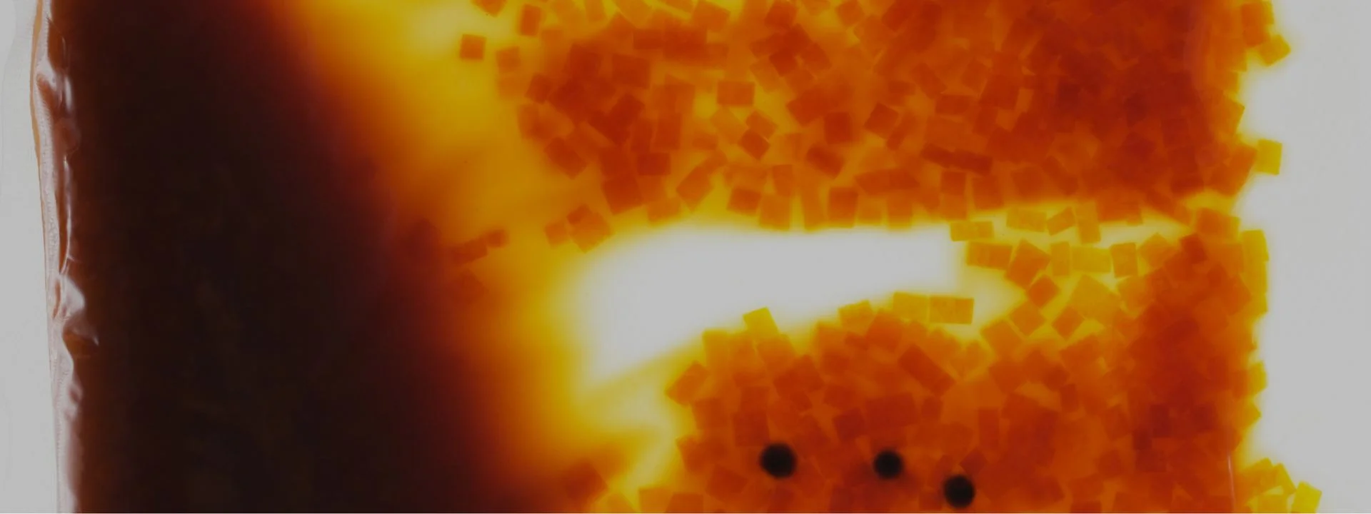 Gros plan abstrait sur une texture de sauce ambrée avec un appel à contacter EATTT pour créer une meilleure alimentation