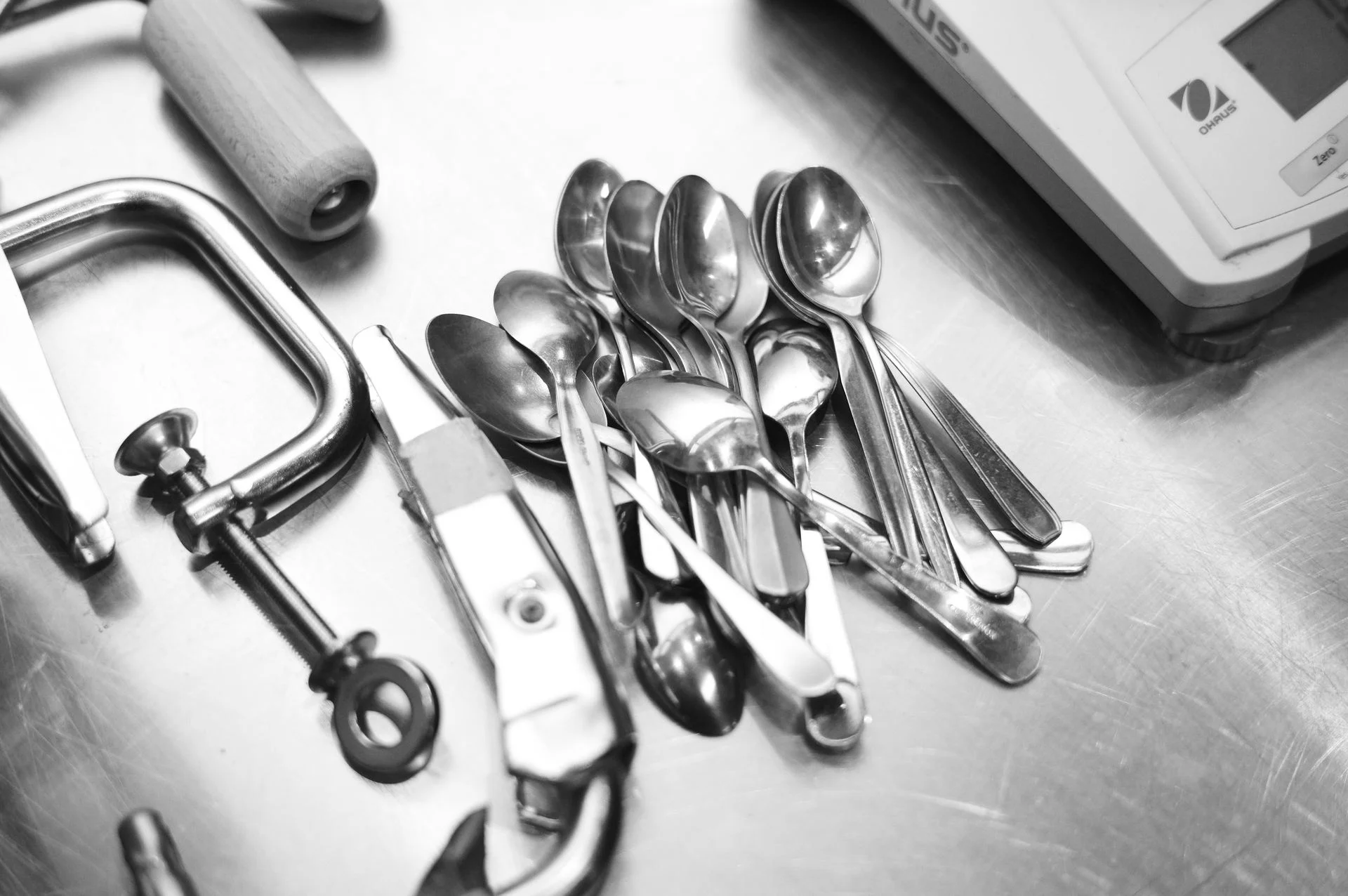 Gros plan en noir et blanc de cuillères et ustensiles de cuisine illustrant des solutions alimentaires réelles pour les industriels