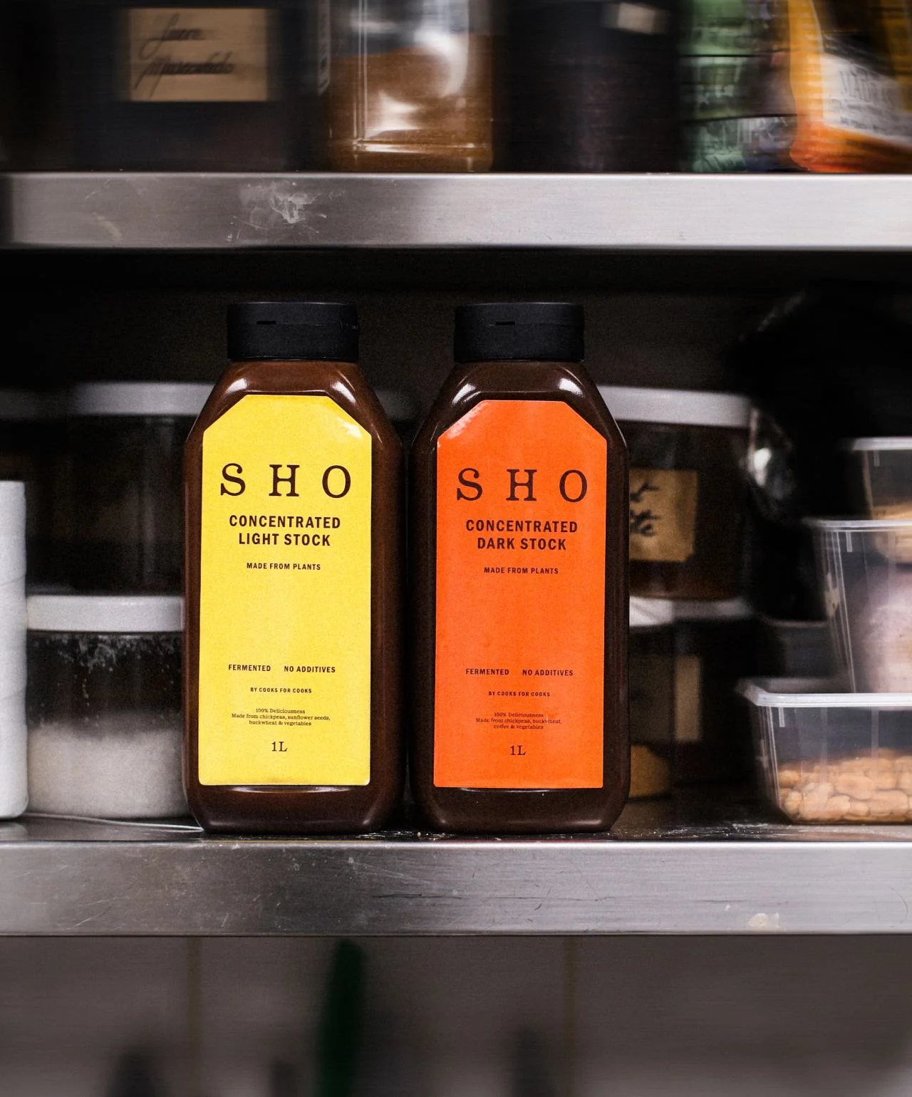 Bouteilles SHO fond clair et fond brun concentrés sur une étagère de cuisine, page des bases culinaires EATTT