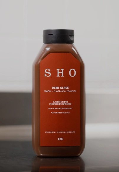 Bouteille de demi-glace SHO, une sauce concentrée végétale élaborée à partir d'ingrédients fermentés