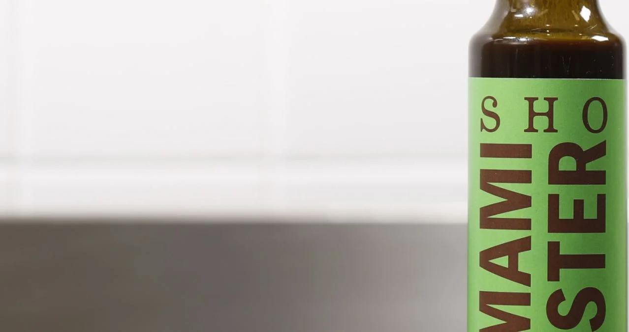 Gros plan de la bouteille SHO Umami Booster pour ajouter de la profondeur umami
