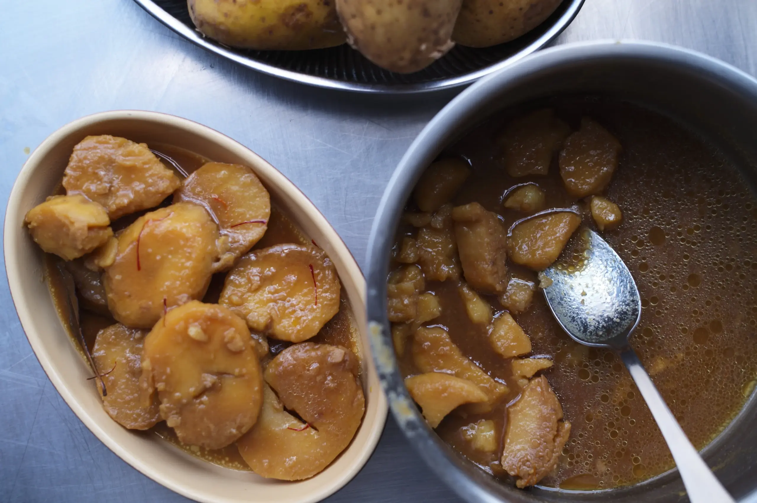 Sauce riche et sombre de Bœuf Bourguignon avec pommes de terre dans une marmite et un plat de service.